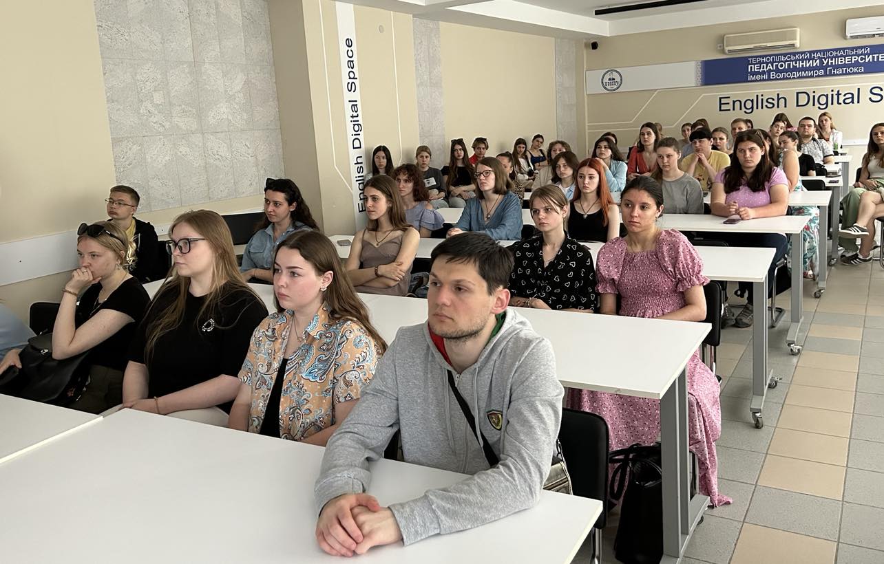 Глядачі - студенти та викладачі вишу